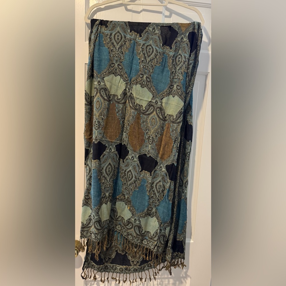 Elegant Paisley Patterned Scarf